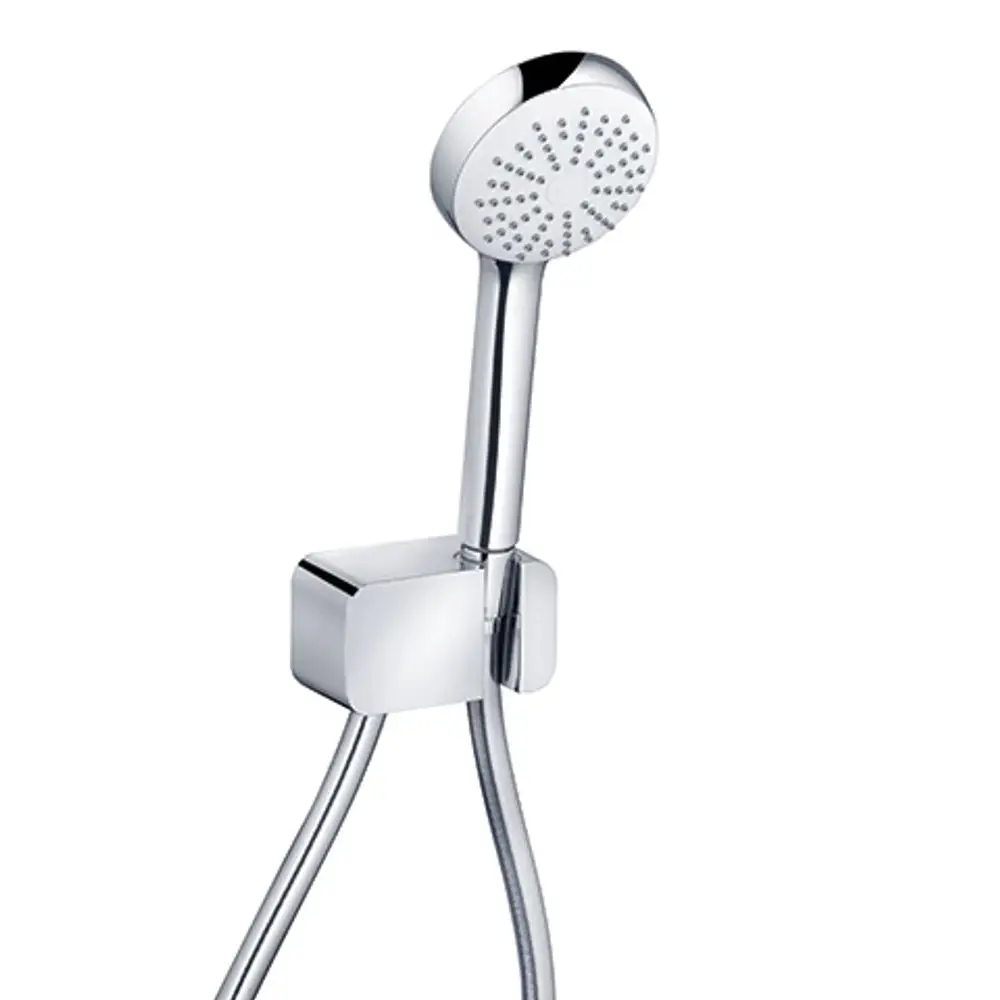 Brausekopf aus chrom mit Halterung und flexiblen Schläuchen. Das Produkt ist von Kludi und eignet sich für Wannenanschlüsse.
